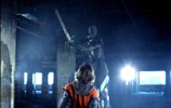 Filmk�nstler MrTom ist Stelzenl�ufer als Schwertk�mpfendes Monster im Spielfilm